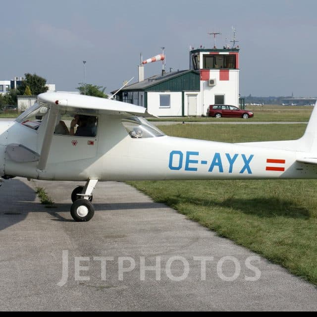 Cessna C150-W33